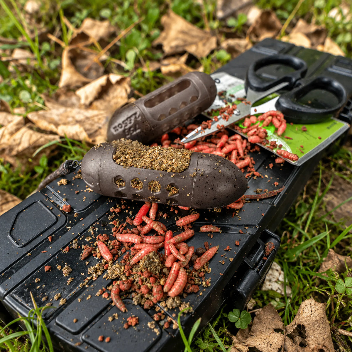 Korum Window Combi Feeder – grondvoer, maden en aasschaar