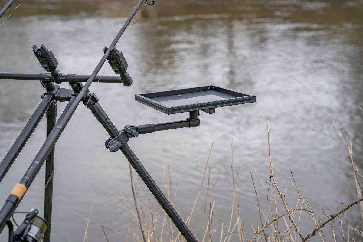 Korum Tackle Tray aan hengelstatief