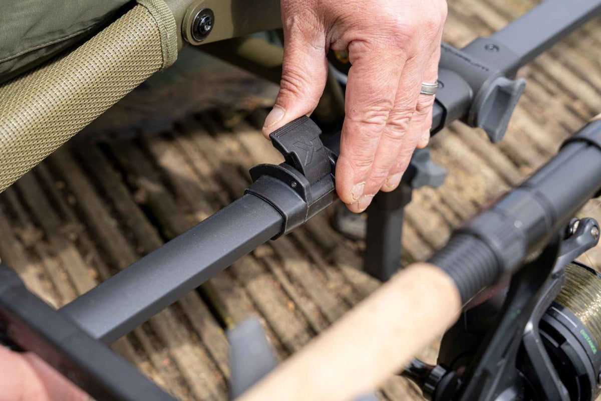 Korum XS Rod Support Arm gemonteerd op een poot