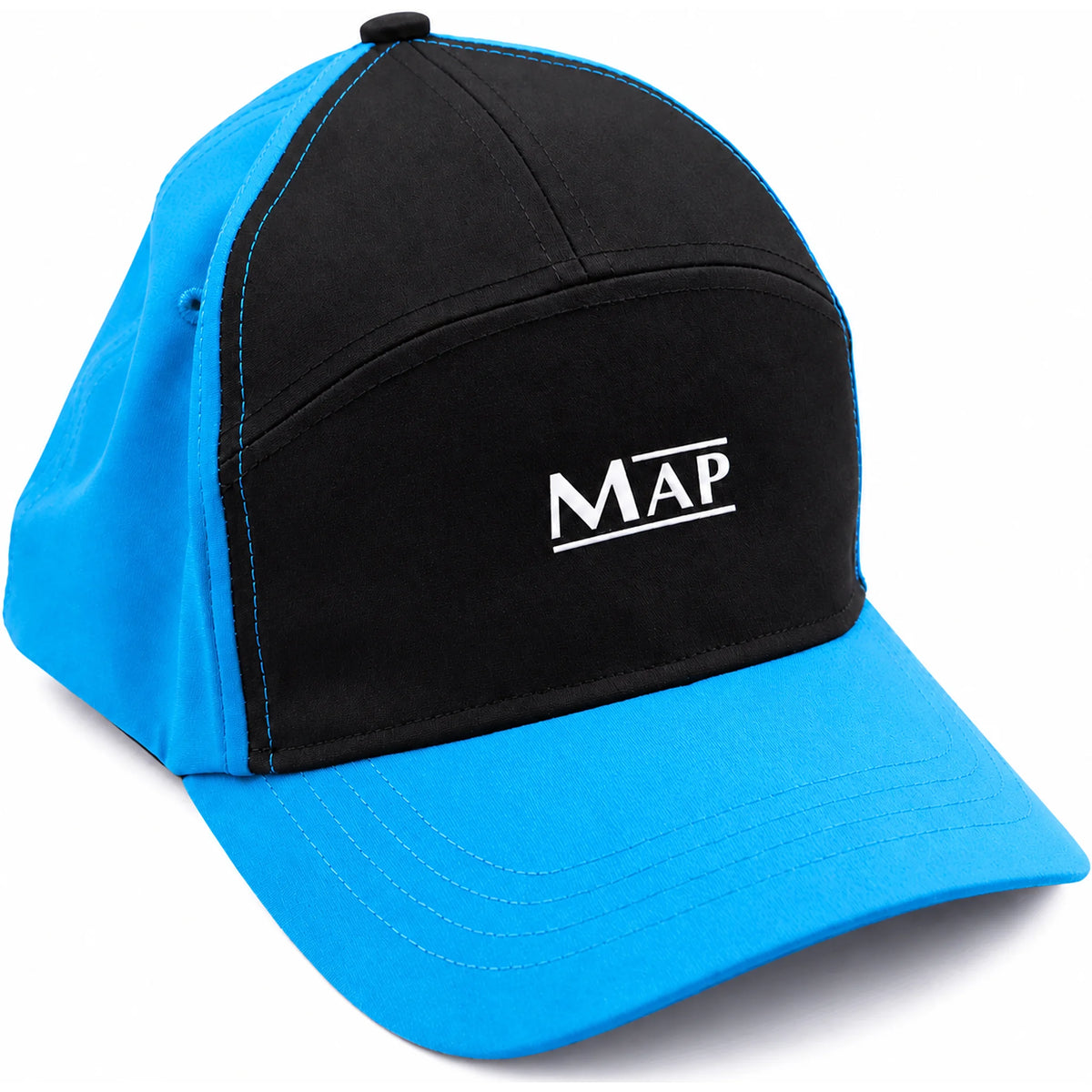 MAP pet in zwart en blauw, schuin van voren met witte MAP-opdruk en blauwe klep.