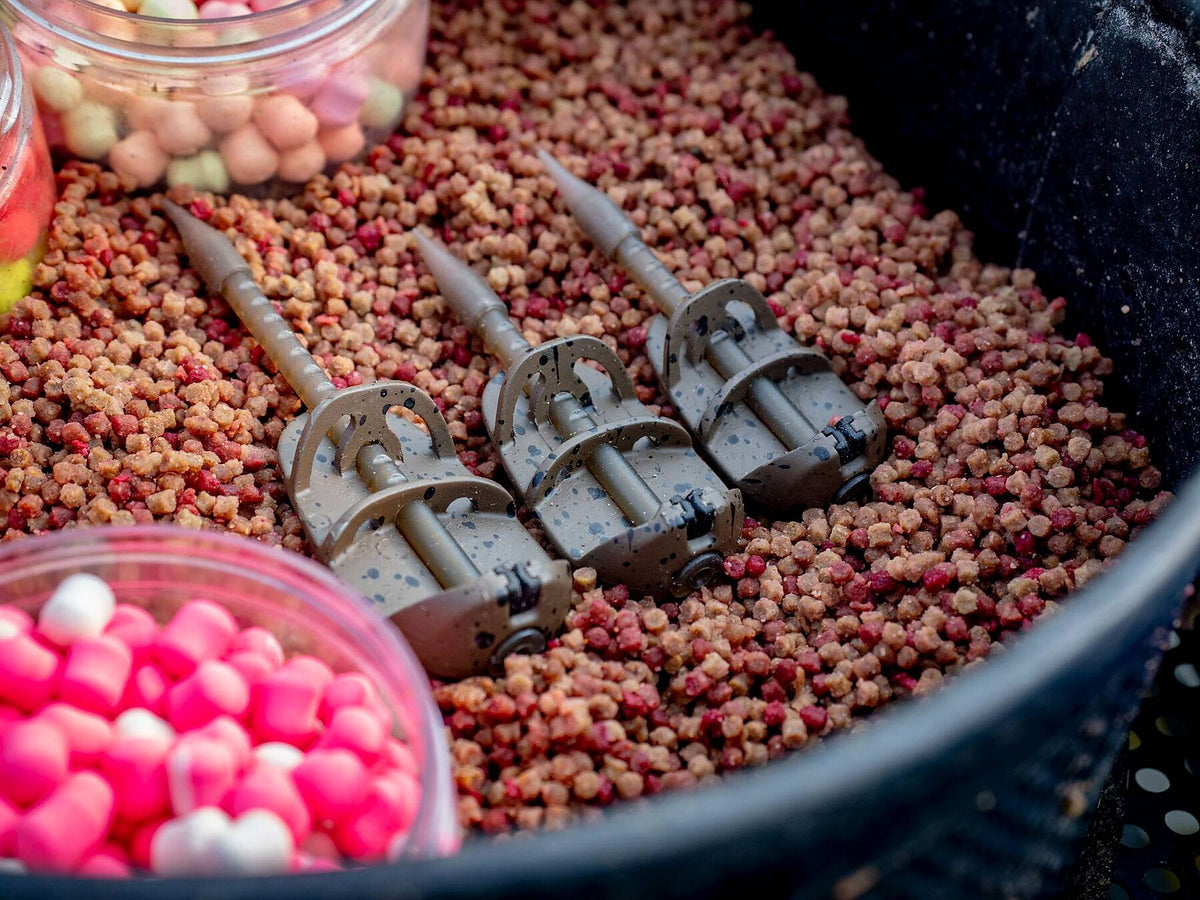 MAP Embed Method Feeder – drie methodfeeders op pellets naast potjes haakaas