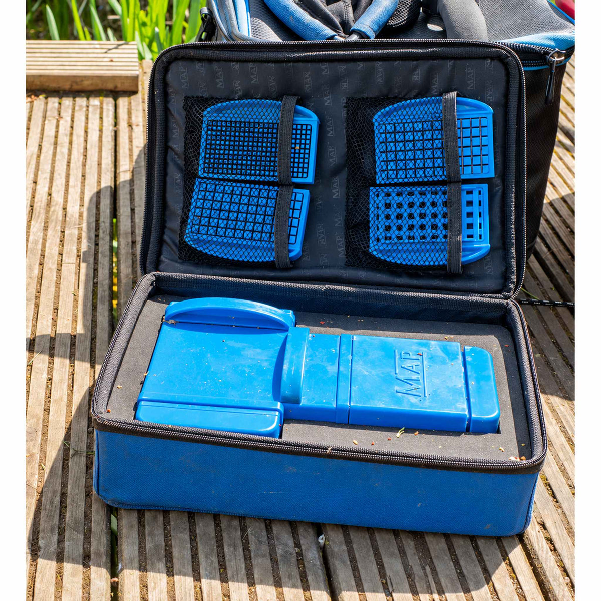 MAP Meat Cutter Case – geopende koffer met vleessnijder en reservemessen op een houten vlonder
