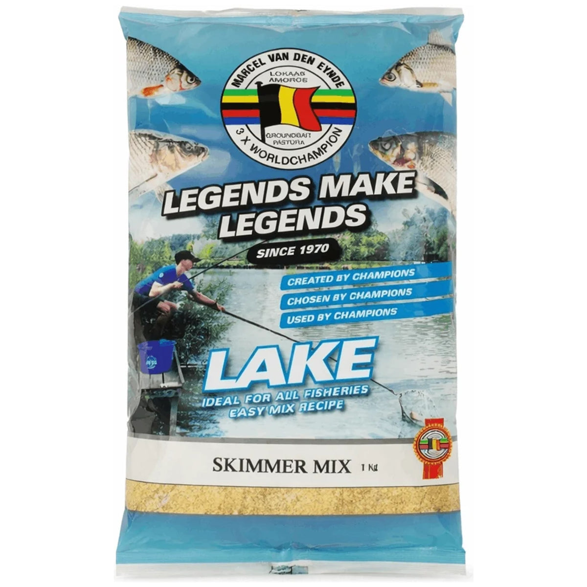 Blauwe zak Marcel Van Den Eynde Skimmer Mix 1 kg met vissen, visser en een venster met geel grondvoer.