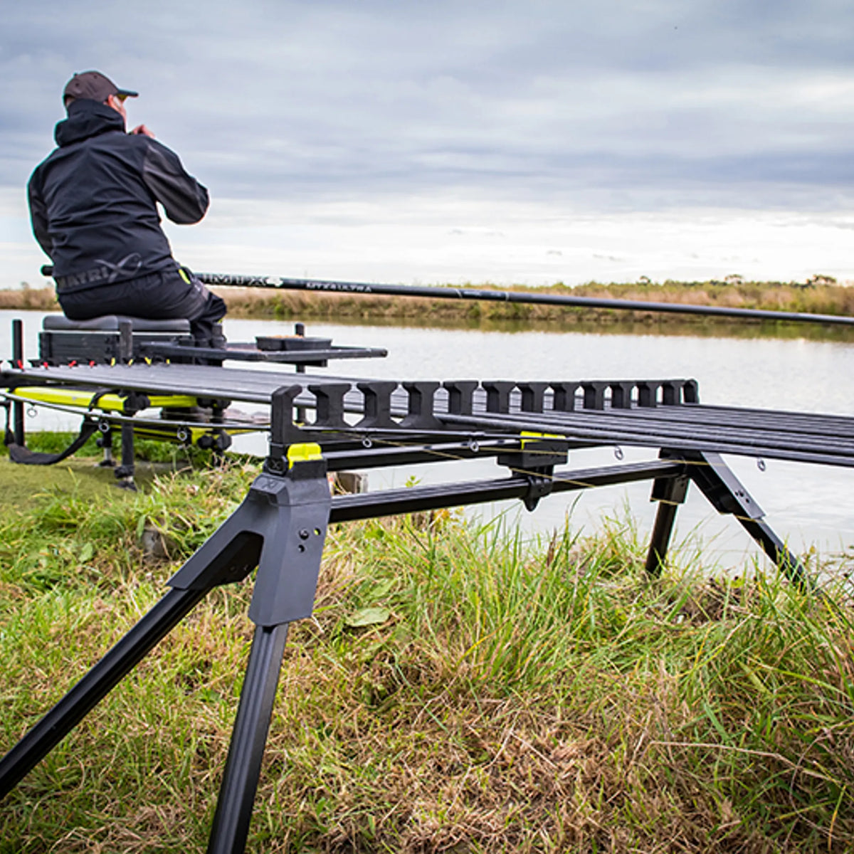 Matrix 12 Kit Roost – topsets naast de zitkist aan de waterkant