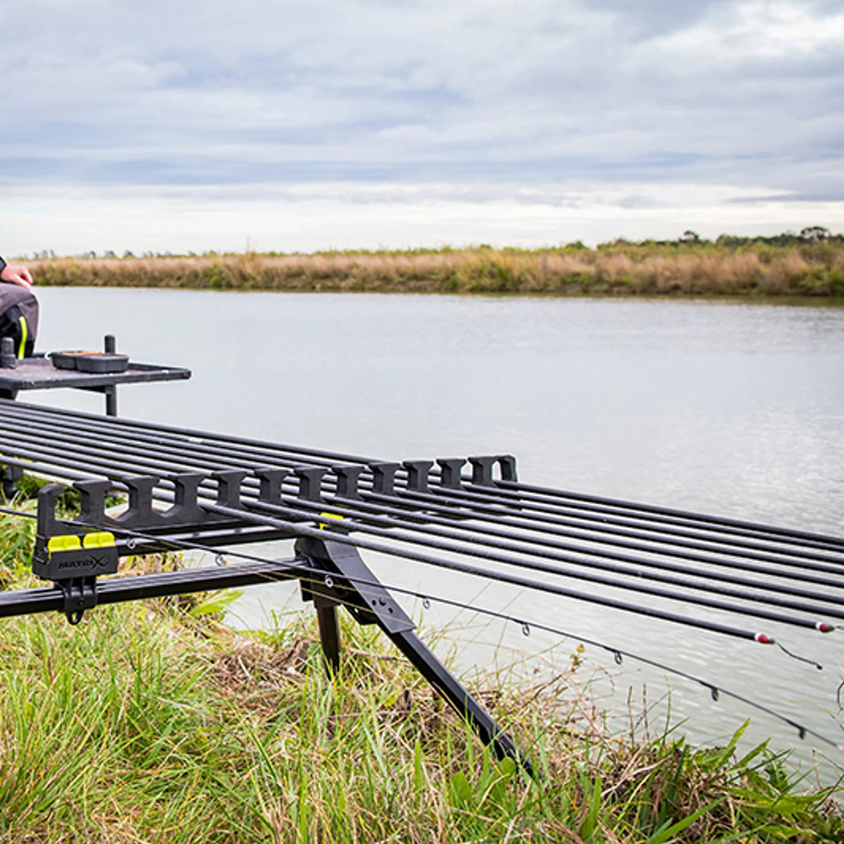 Matrix 12 Kit Roost – steun met topsets naast de visser