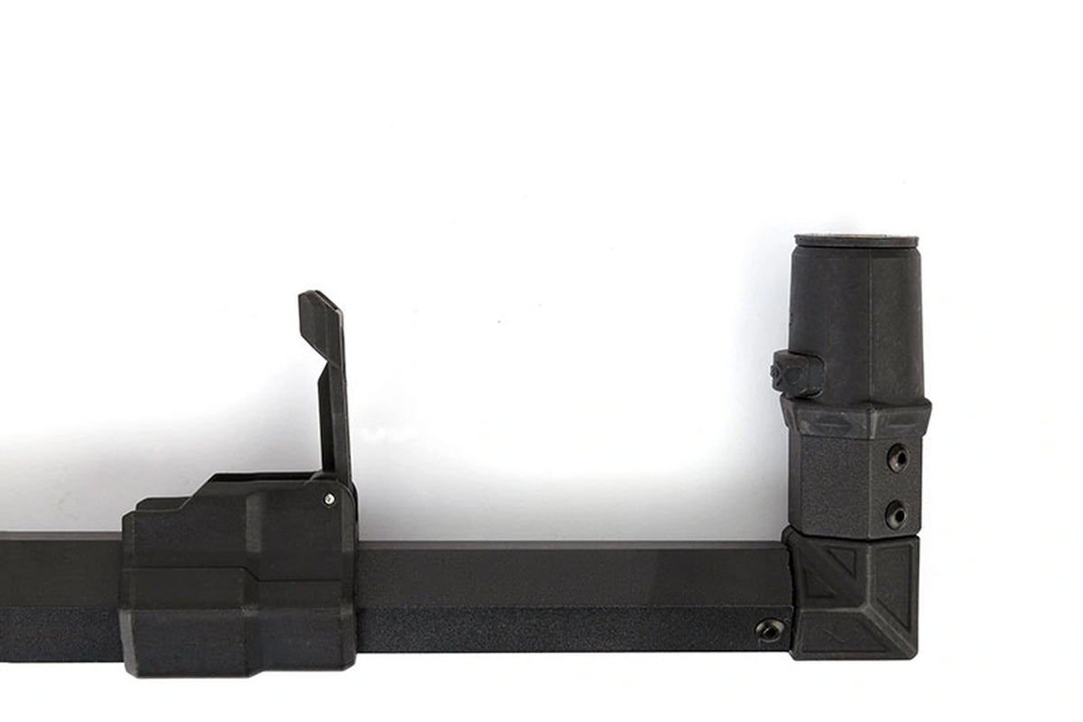 Matrix 3D-R Mega Feeder Arm – geopende schuifklem naast de gemonteerde hengelsteunadapter