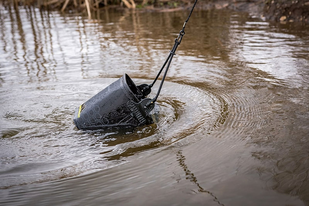 Matrix EVA Water Bucket wordt schuin aan het koord in het water gevuld