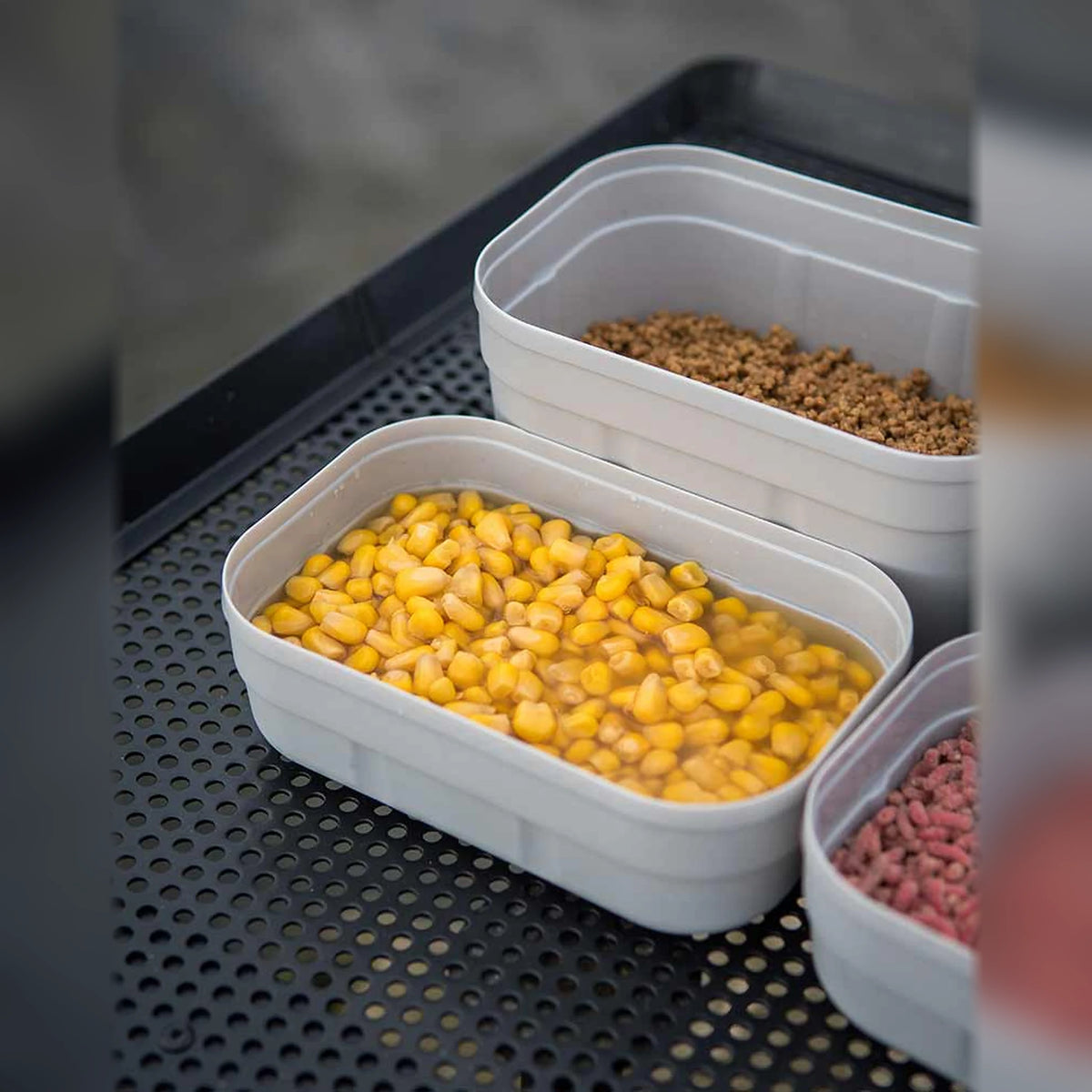 Matrix Air Lock Bait Tubs gevuld met maïs, pellets en maden
