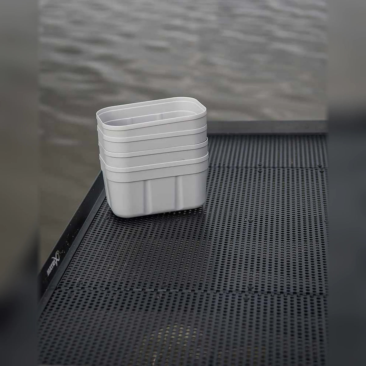 Matrix Air Lock Bait Tubs stapelbaar op een aastafel