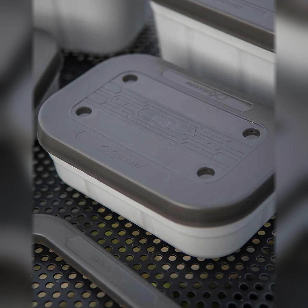 Matrix Air Lock Bait Tub gesloten deksel in detail
