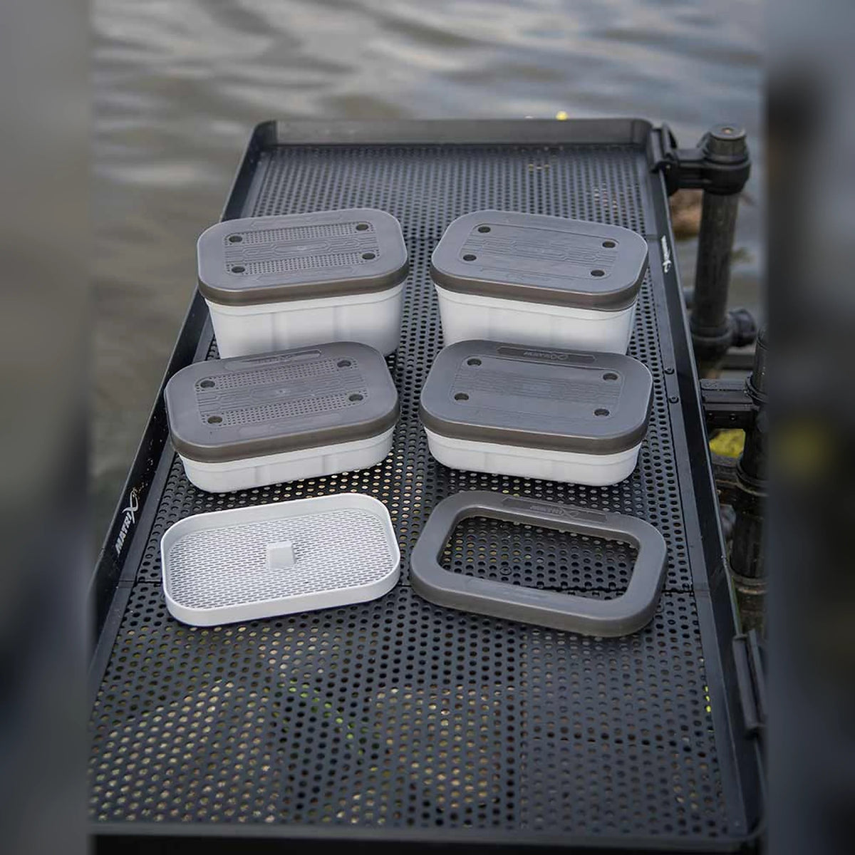 Matrix Air Lock Bait Tubs met gesloten en geperforeerde deksels