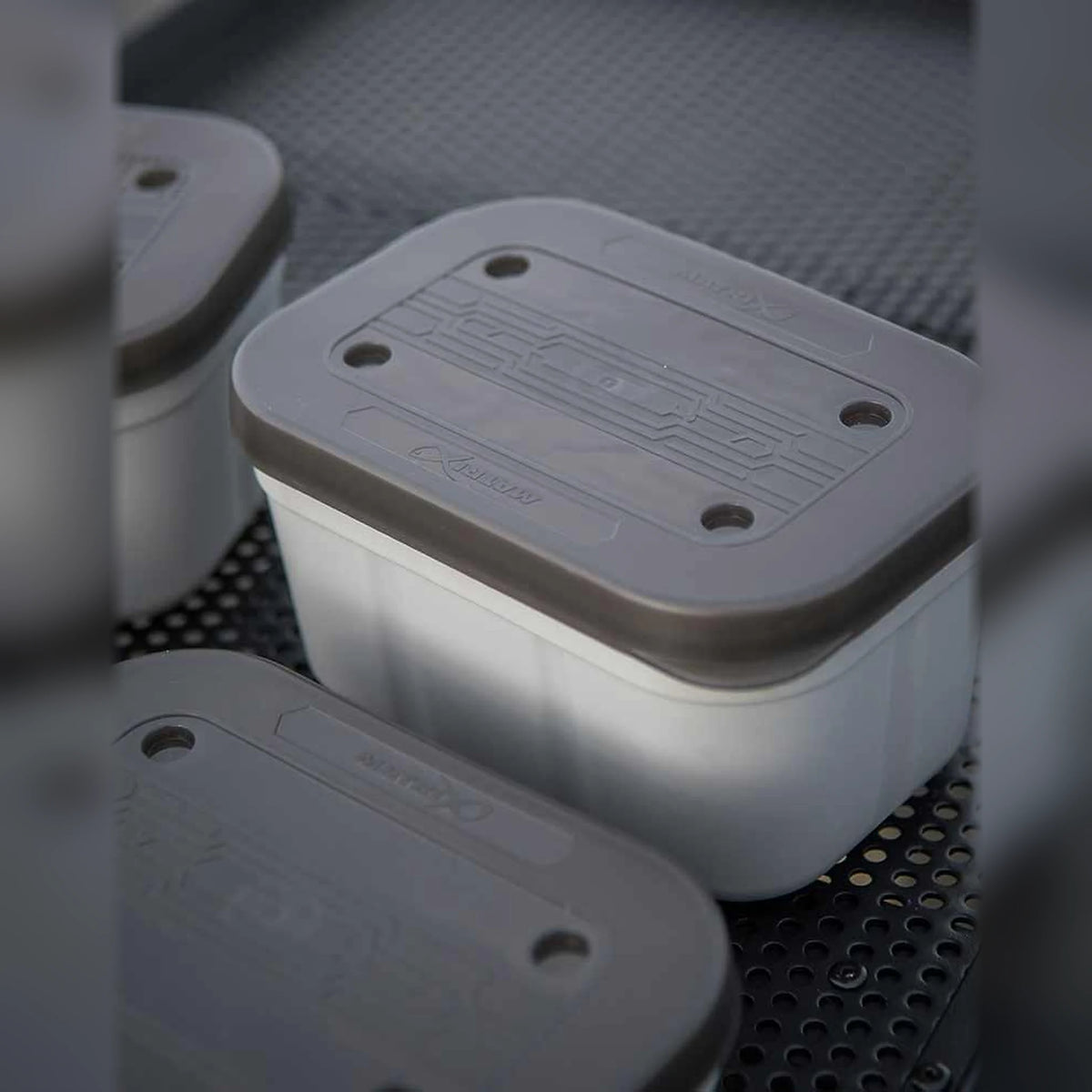 Matrix Air Lock Bait Tubs gestapeld op een aastafel