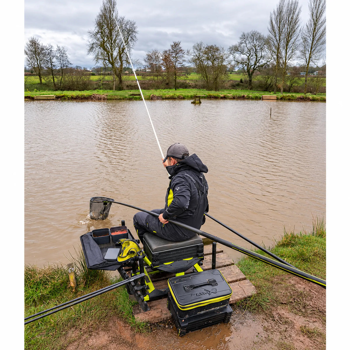 Matrix Aquos Ultra 4m – schepnetsteel in gebruik aan de waterkant