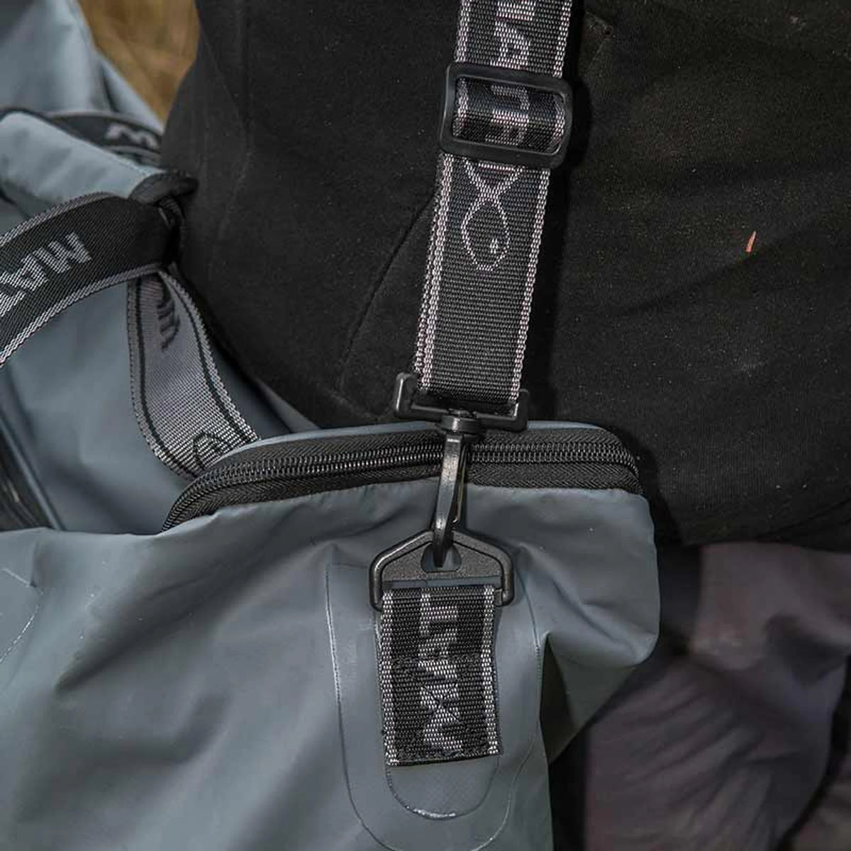 Matrix Aquos PVC Net Bag – schouderband en bevestiging in gebruik