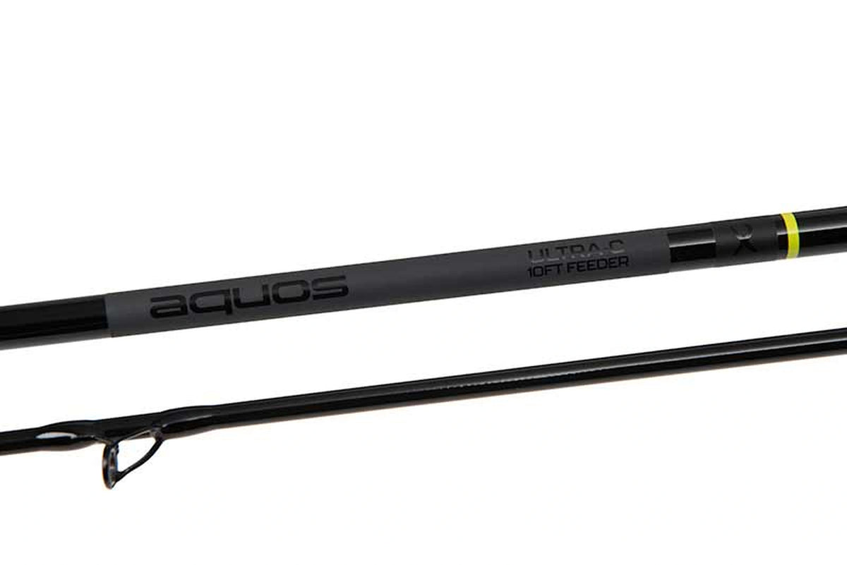 Matrix Aquos Ultra-C 10ft Feeder – oorspronkelijke detailfoto van de modelopdruk en gele ring naast een hengeldeel met geleideoog