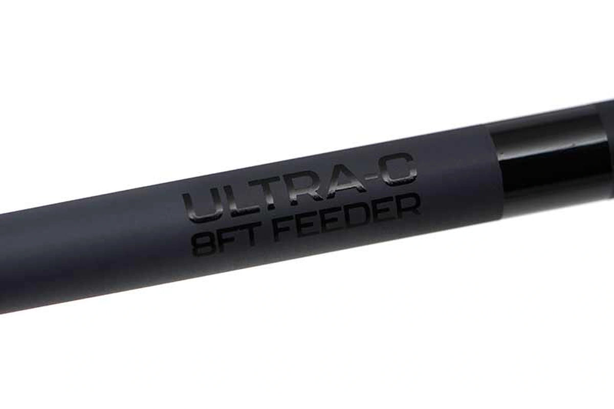 Matrix Aquos Ultra-C 8ft Feeder – close-up van de zwarte opdruk ULTRA-C 8FT FEEDER op de matte hengelblank