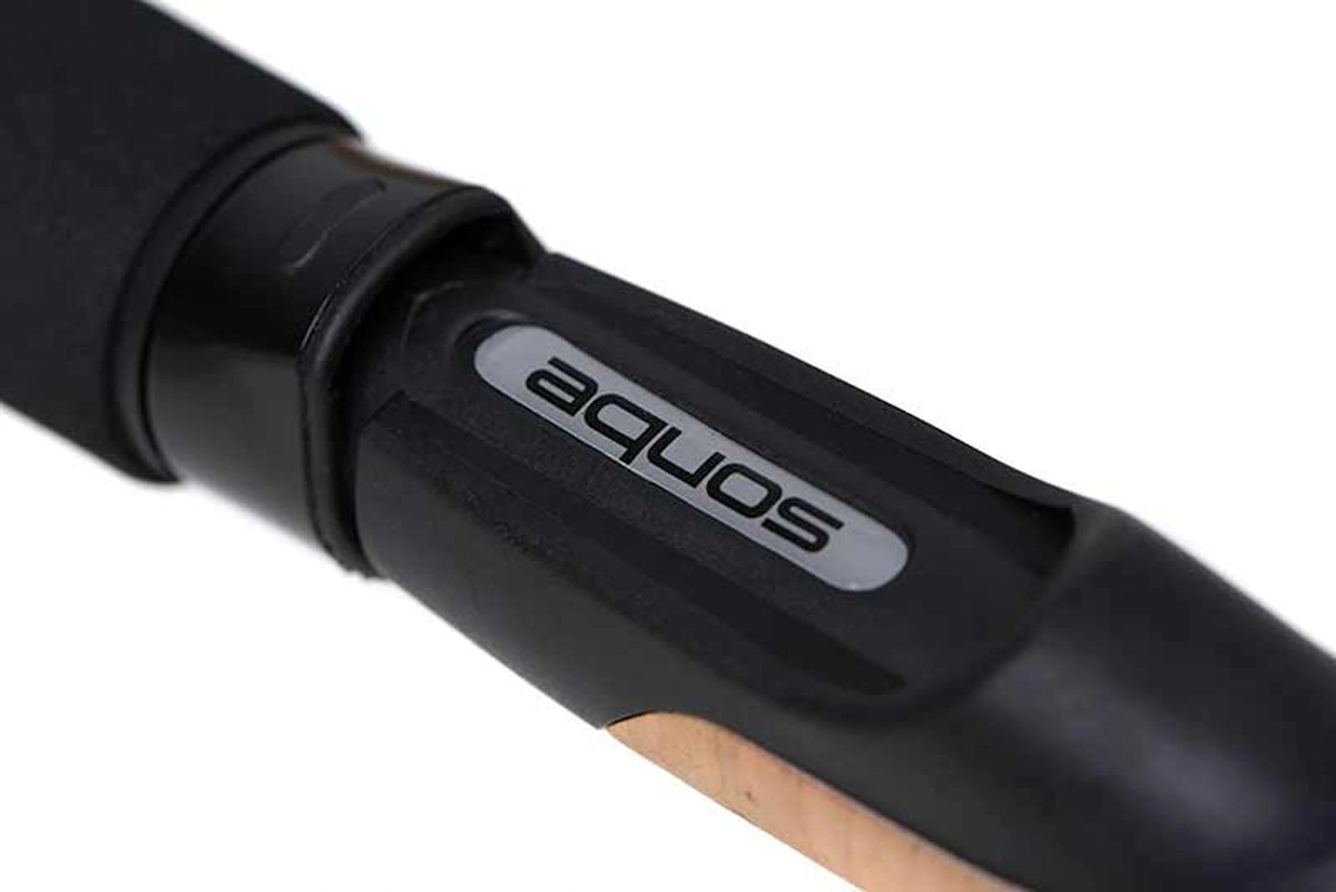 Matrix Aquos Ultra-C Feeder Rod – close-up van de zwarte molenhouder met zilverkleurig Aquos-logo en kurk aan de onderzijde