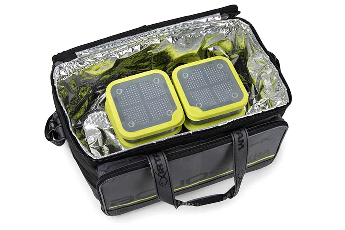 Matrix Aquos Ultra Cool Bag met geopend foliegevoerd hoofdvak en twee zichtbare aasbakken