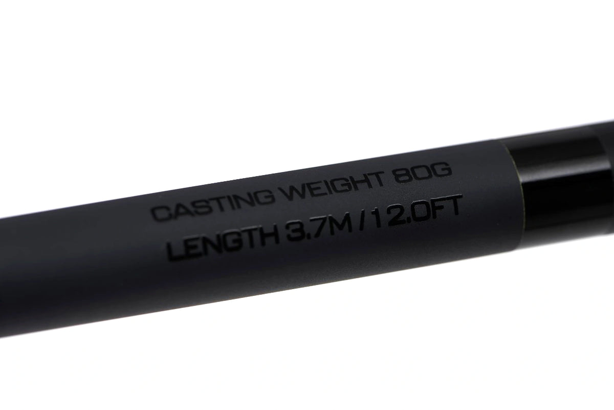 Detail van de opdruk CASTING WEIGHT 80G en LENGTH 3.7M/12.0FT op de Matrix Aquos Ultra D feederhengel