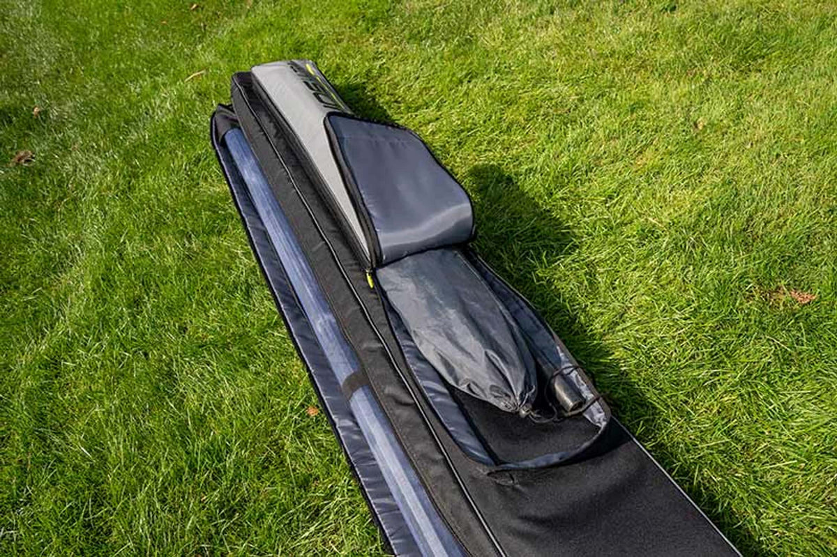 Matrix Aquos Ultra Rod Holdall hengelfoedraal, geopend buitenvak met accessoires op het gras