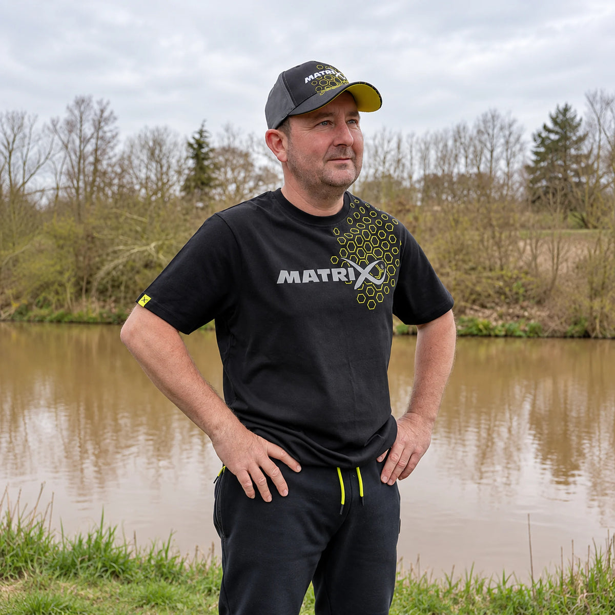Matrix Black Hex Print T-shirt gedragen aan de waterkant