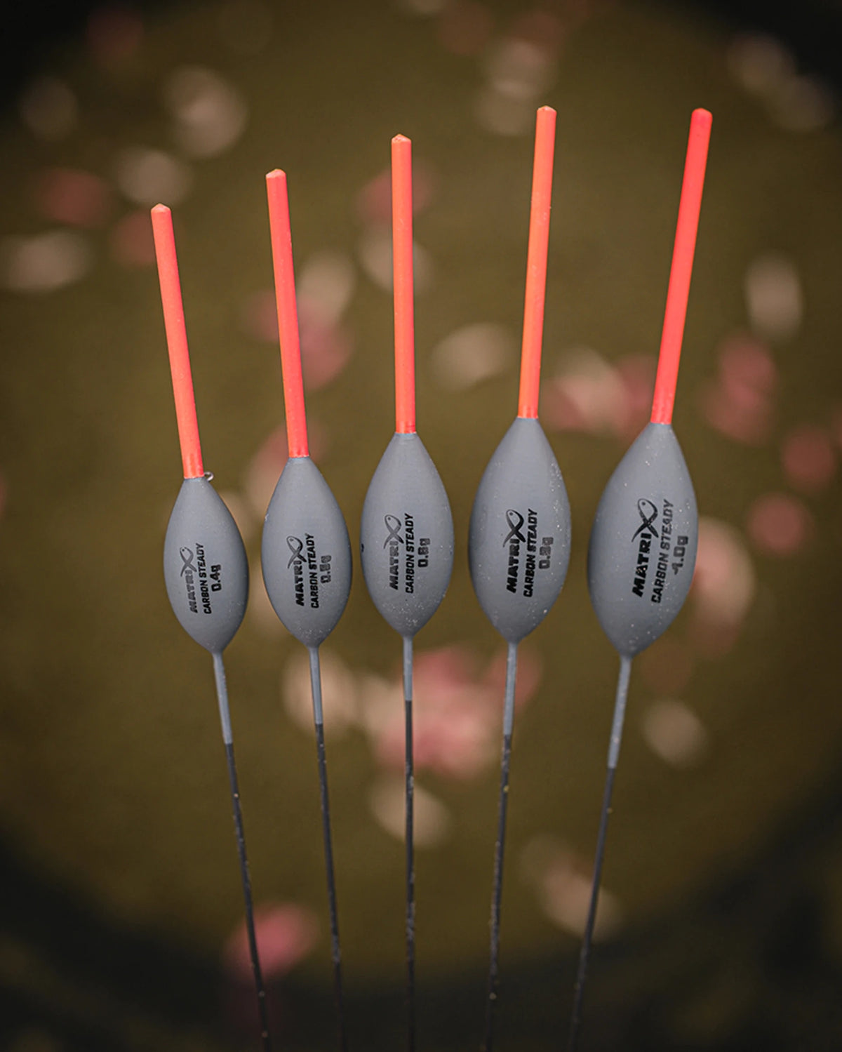 Matrix Carbon Steady-dobbers – vijf dobbers met leesbare draagvermogens tegen een onscherpe achtergrond