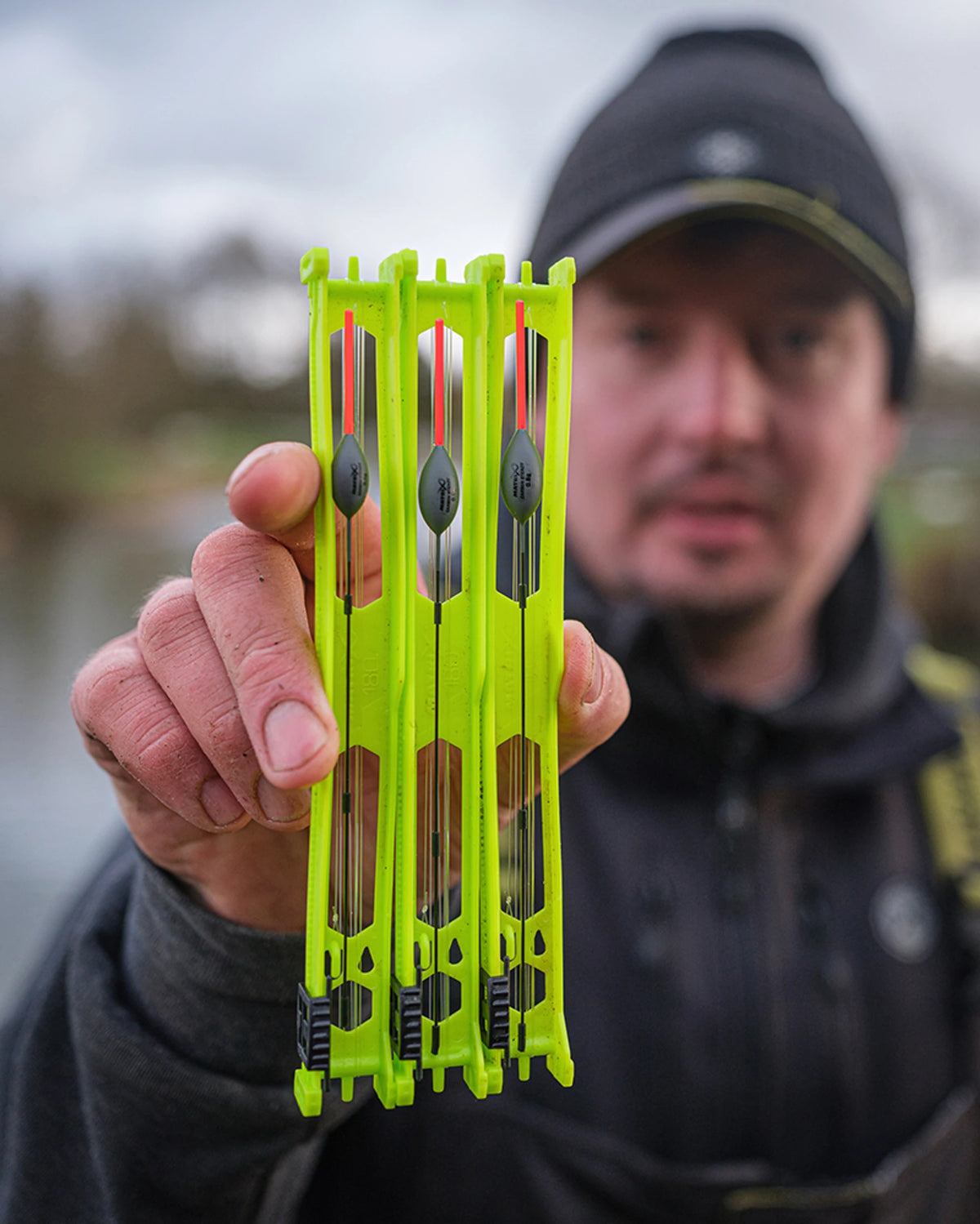 Matrix Carbon Steady-dobbers – visser toont drie gemonteerde dobbers op tuigenplankjes