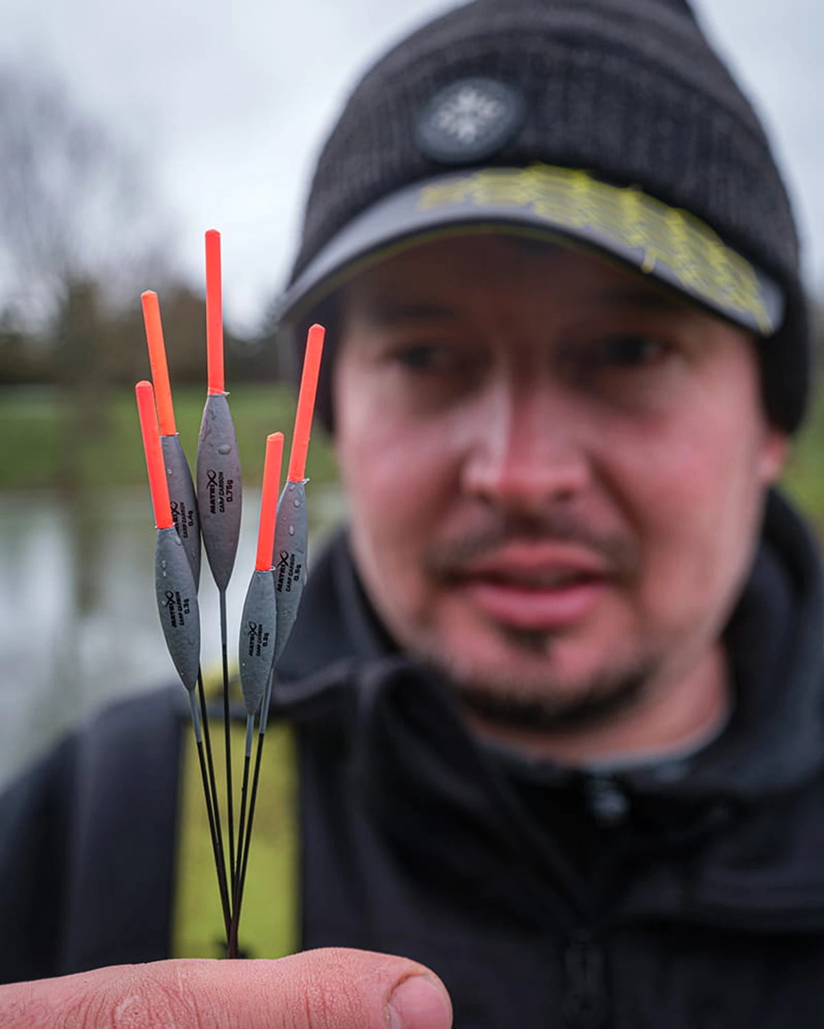 Matrix Carp Carbon Pole Floats, de vijf draagvermogens samen in de hand van een visser