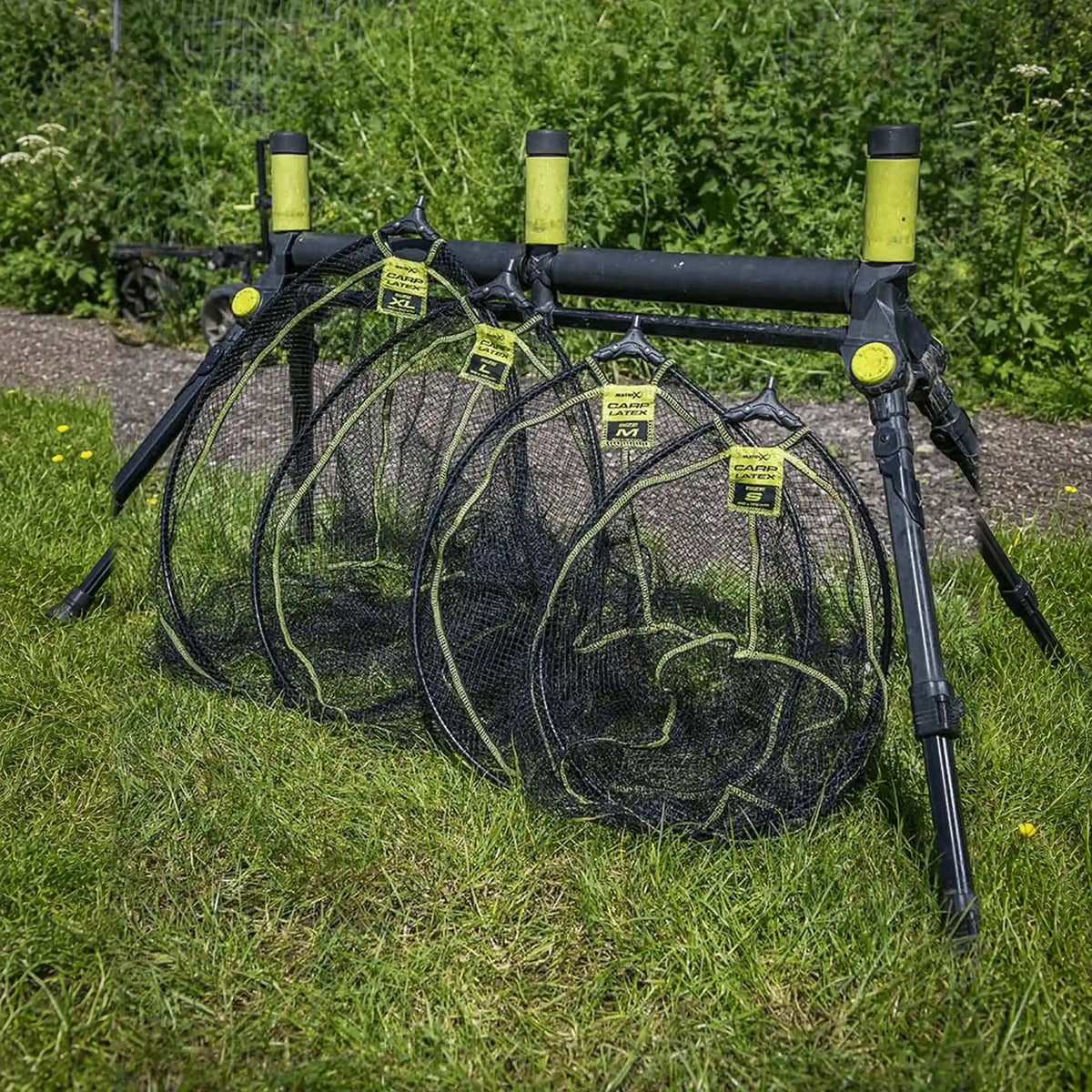 Matrix Carp Latex Landing Net vier maten op nettenrek