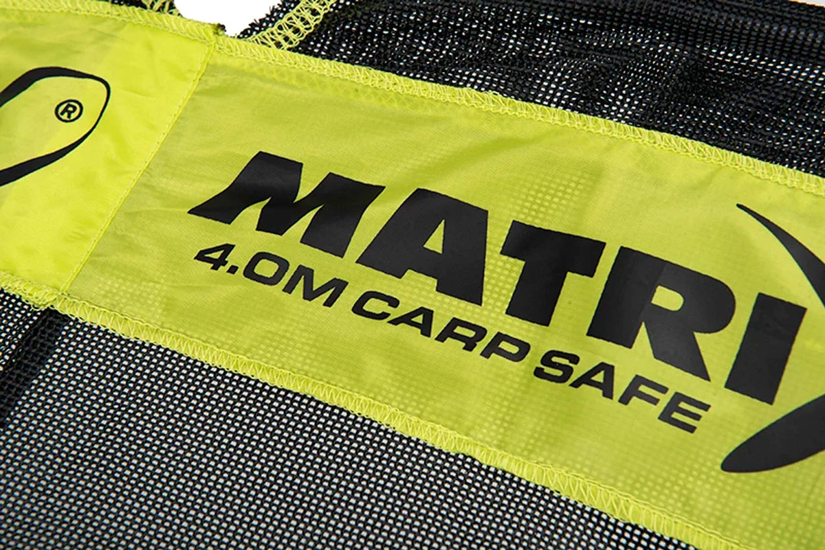 Detail van de originele Matrix 4.0M Carp Safe-opdruk op de gele band van het 4m-leefnet