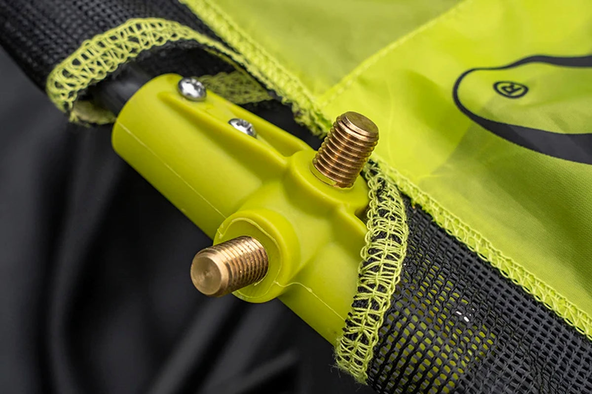 Zijaanzicht van de gele Matrix Carp Safe connector, messing schroefdraden en verstevigde stiksels