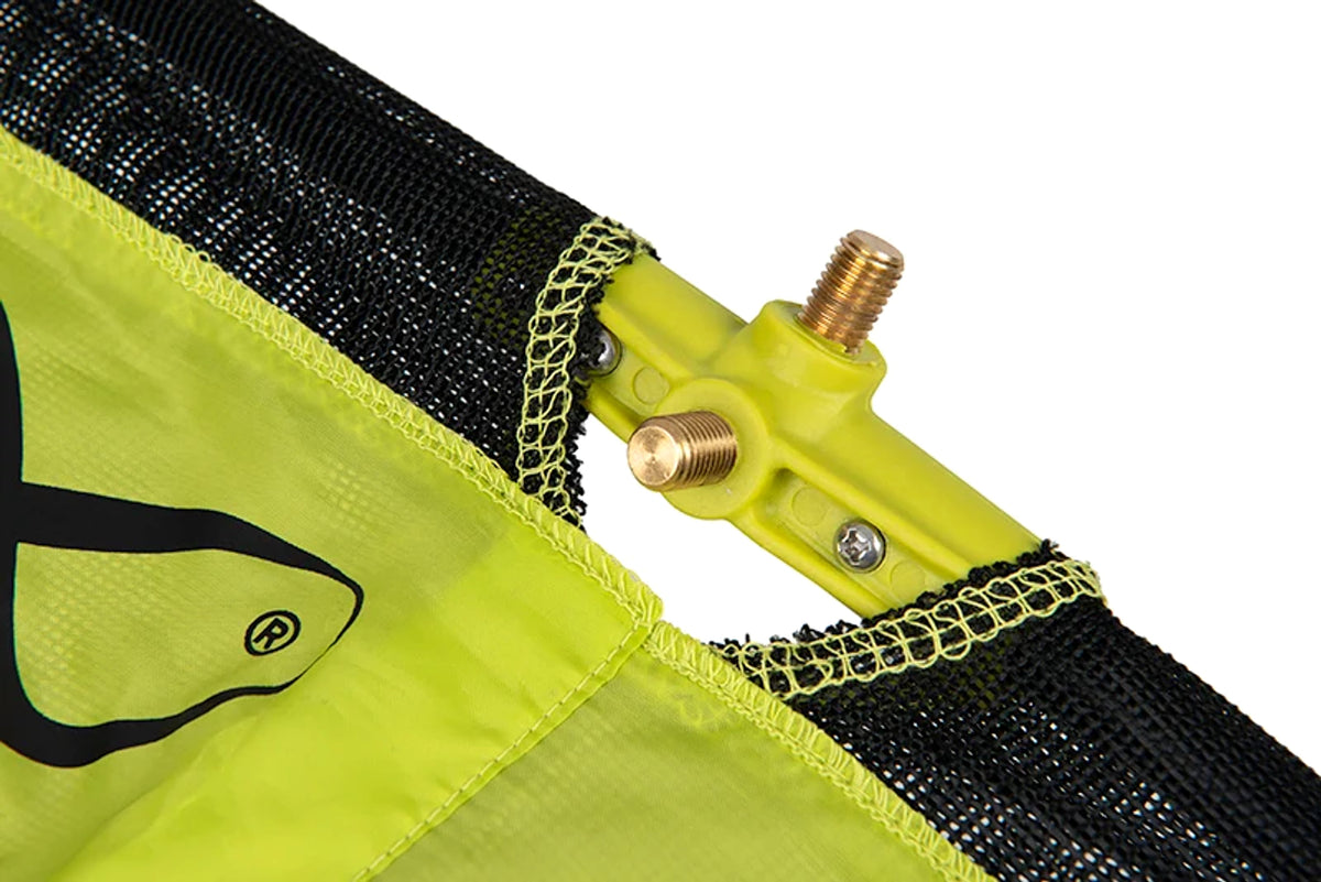 Matrix Carp Safe dual-position connector met twee messing schroefdraden en geel kunststof bevestigingsblok