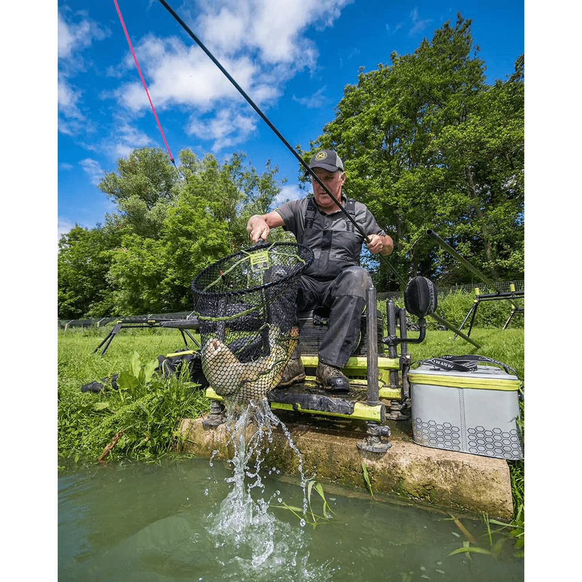 Matrix Carp Scoop Landing Net in gebruik met karper