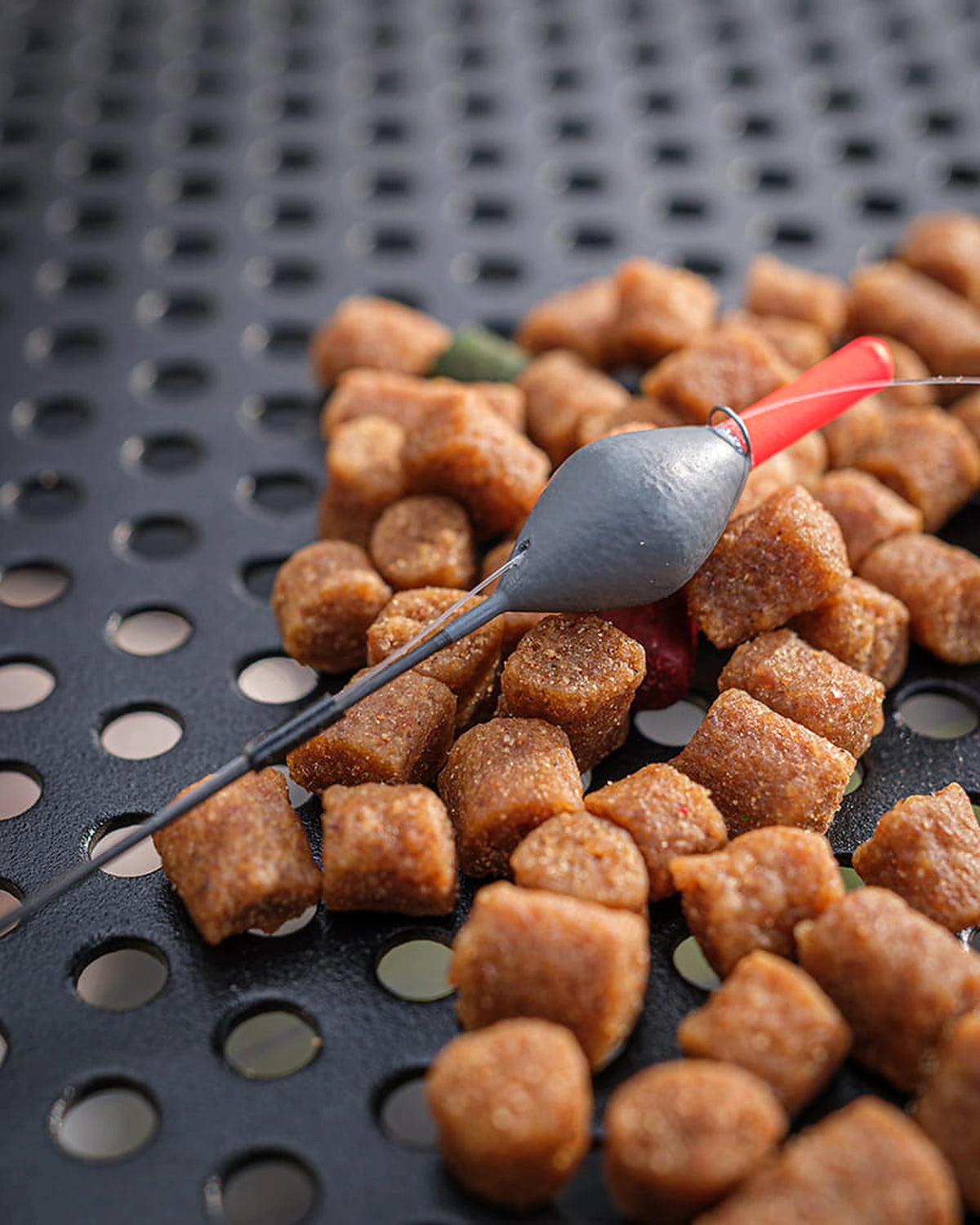 Matrix Carp Shallow Carbon Pole Float – close-up van de dobber, oranje antenne, lijnoog en vislijn op pellets
