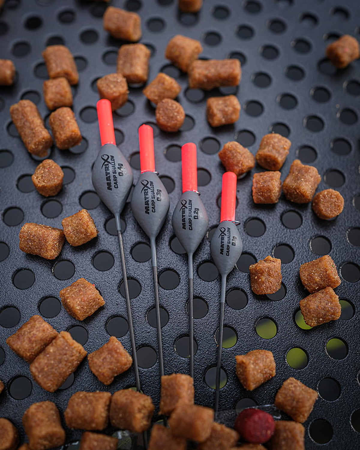 Matrix Carp Shallow Carbon Pole Floats – vier dobbers van 0.40g tot 0.10g tussen pellets op de aastafel