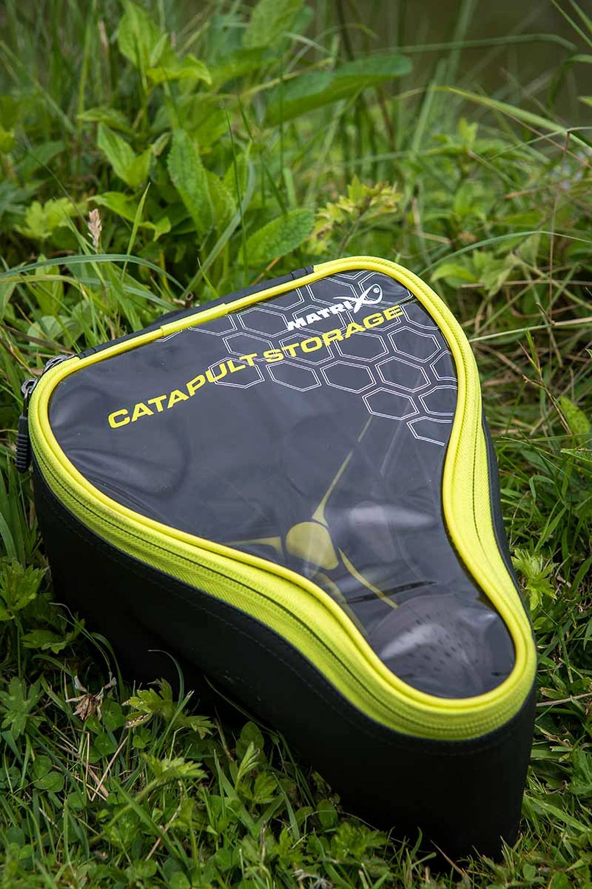 Gesloten Matrix Catapult Case in het gras met katapulten zichtbaar door het transparante deksel