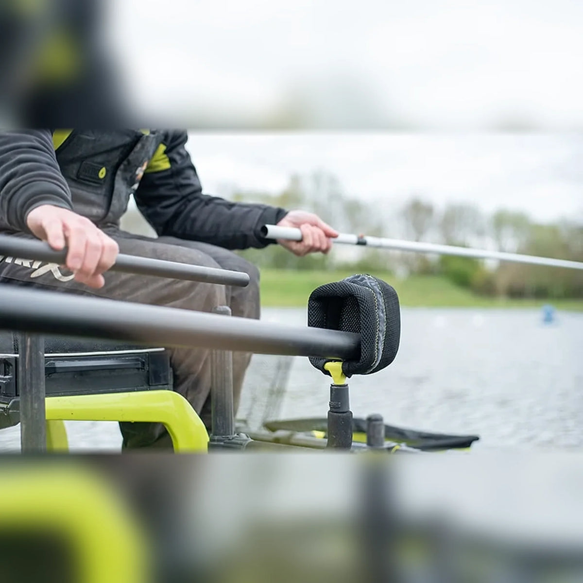 Matrix Compact Pole Sock ondersteunt een hengeldeel aan de waterkant