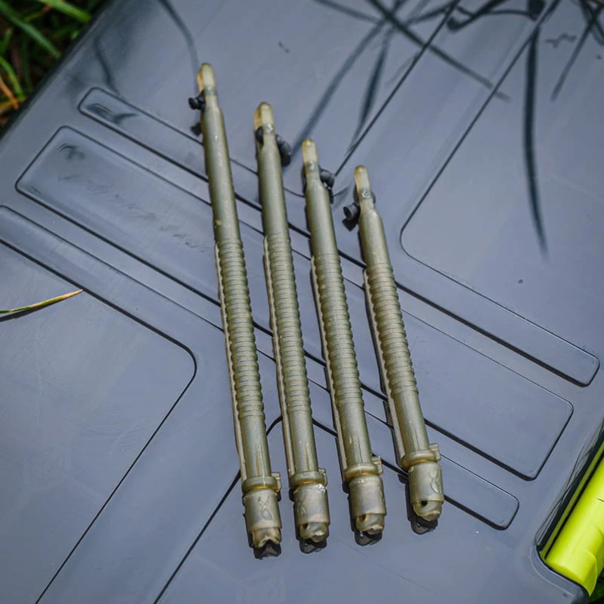 Matrix Elasticated Stems – vier stems op een tacklebox