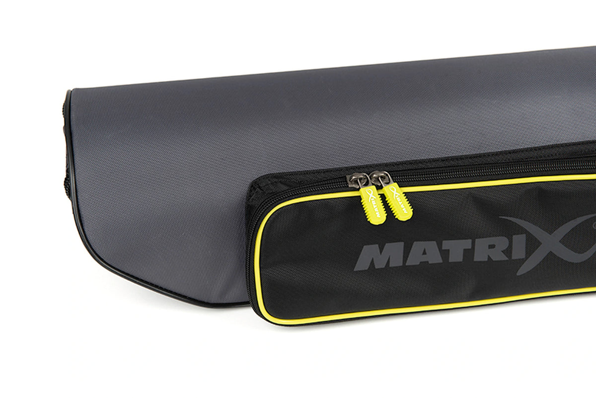 Matrix Ethos 2 Rod Holdall – detail van het zwarte Matrix-buitenvak met gele rand en twee gele ritstrekkers