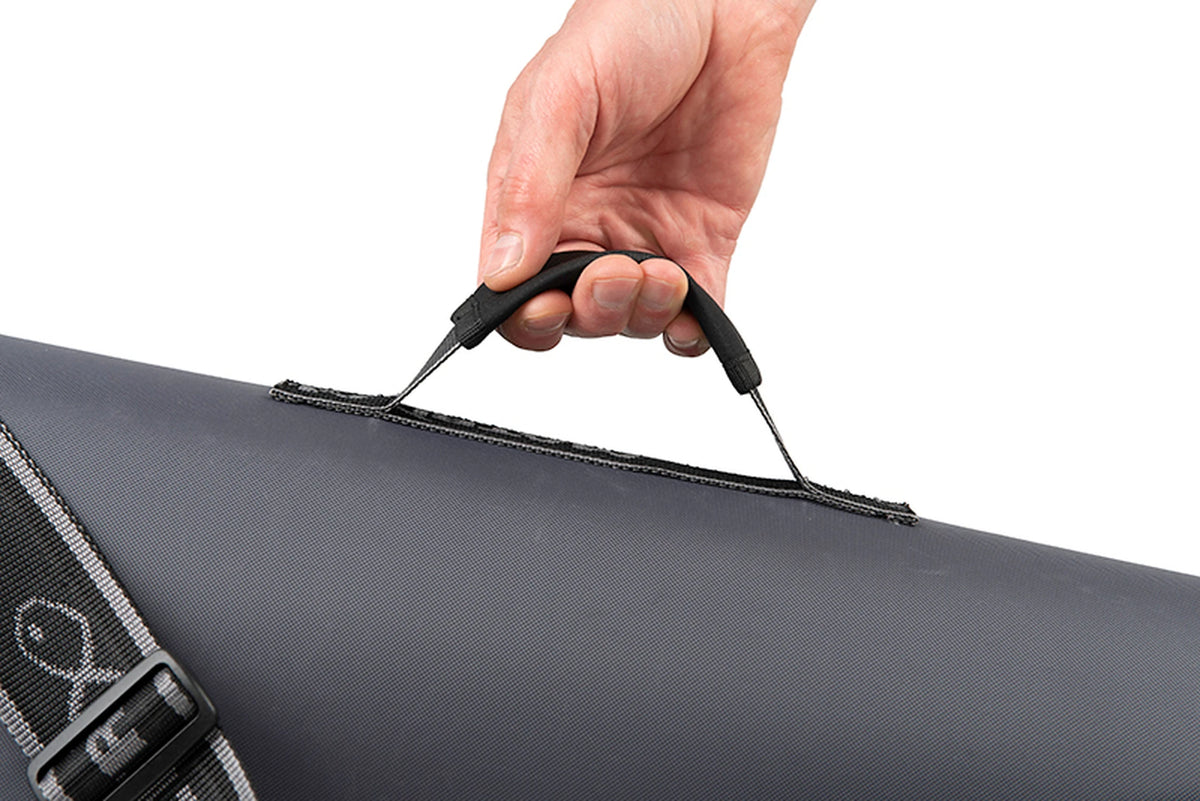 Matrix Ethos 2 Rod Holdall – hand tilt het grijze foedraal aan de gevoerde zwarte draaggreep