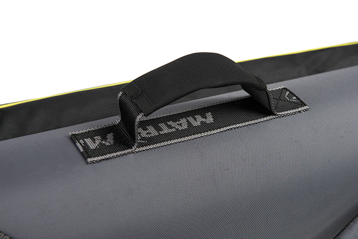 Matrix Ethos 2 Rod Holdall – schuine detailfoto van de gevoerde zwarte draaggreep op de grijze buitenzijde