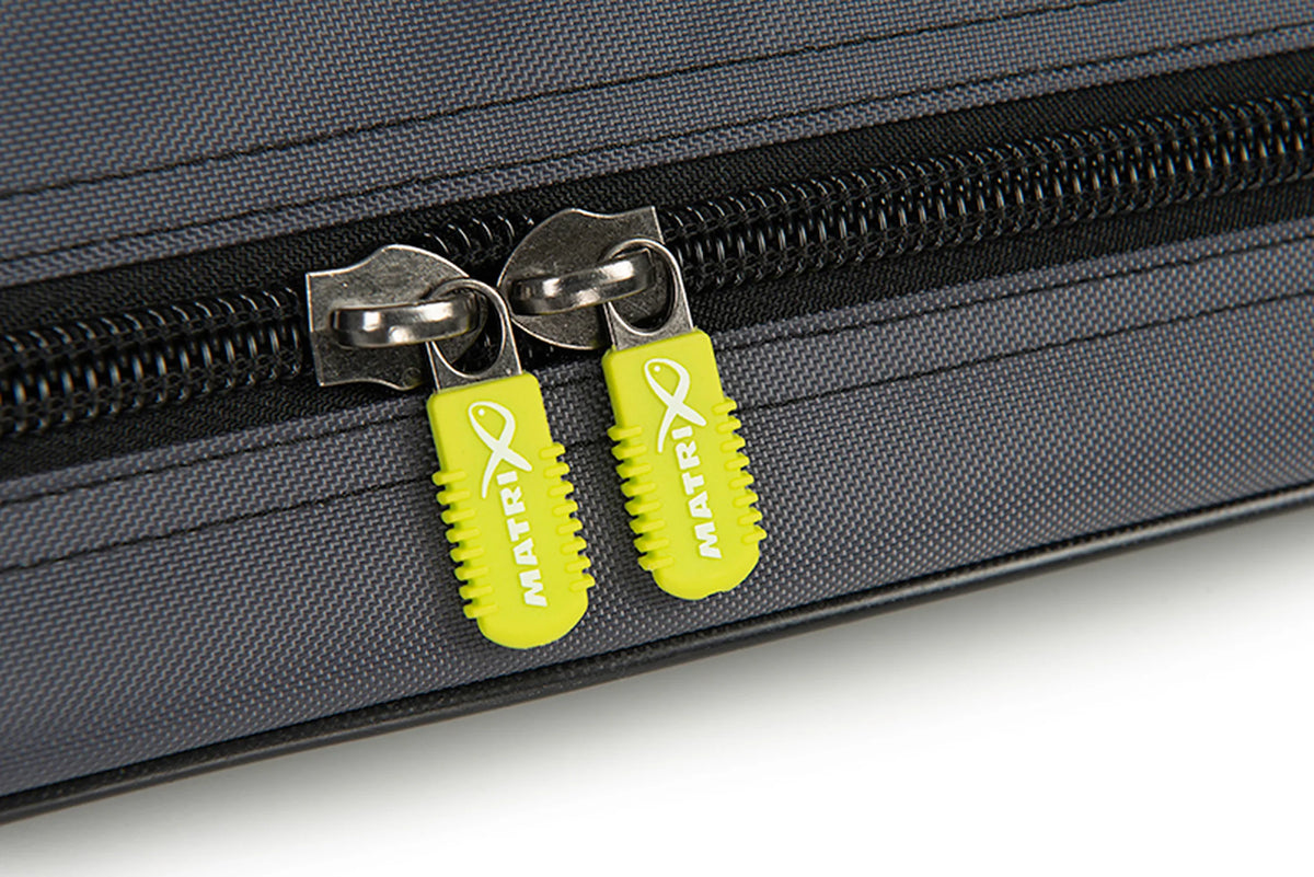 Matrix Ethos 2 Rod Holdall – close-up van twee gele Matrix-ritstrekkers op een zwarte rits en grijze geweven stof