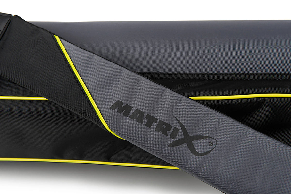 Matrix Ethos 2 Rod Holdall – close-up van de grijze gevoerde schouderriem met Matrix-logo en gele afwerking