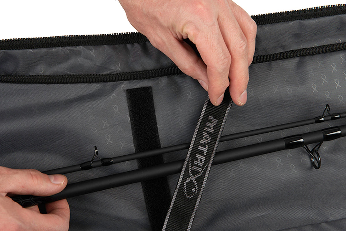 Matrix Ethos 2 Rod Holdall – hengeldelen vastzetten met de Matrix-klittenbandriem in het gevoerde foedraal