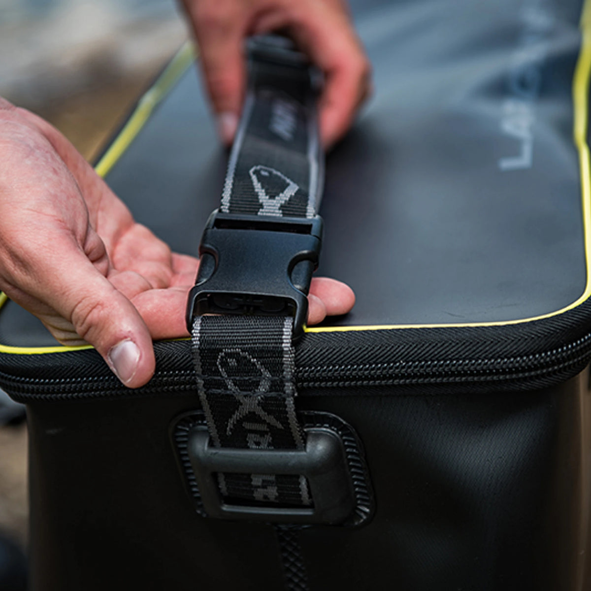 Matrix Ethos EVA Net Bag XL – klikgesp van de draaggreep sluiten
