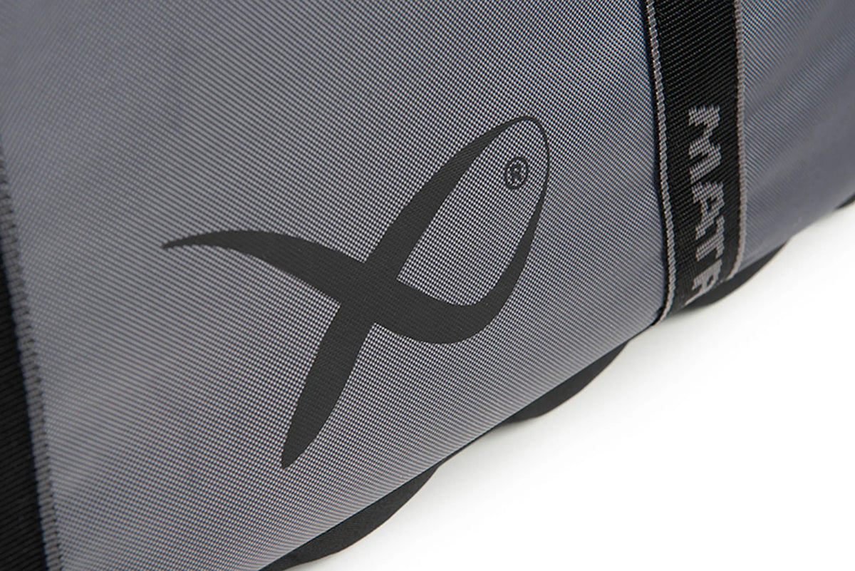 Matrix Ethos Large Carryall – zwart Matrix-vislogo op de grijze achterzijde naast de geweven draagriem