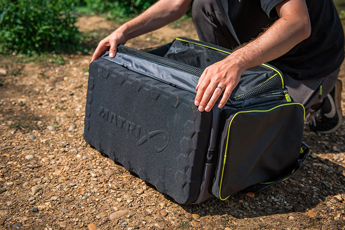 Matrix Ethos Large Carryall – visser toont buiten de zwarte gevormde bodem met Matrix-logo en verstevigde rand