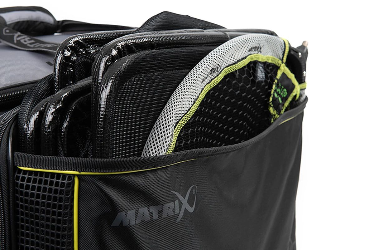 Matrix Ethos Large Carryall – detail van een schepnet en opgevouwen netten in het voorvak met Matrix-logo