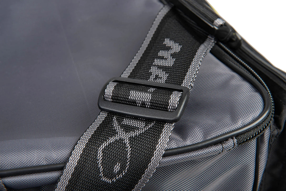 Matrix Ethos Large Carryall – zwarte verstelgesp op de geweven Matrix-schouderriem boven het grijze deksel