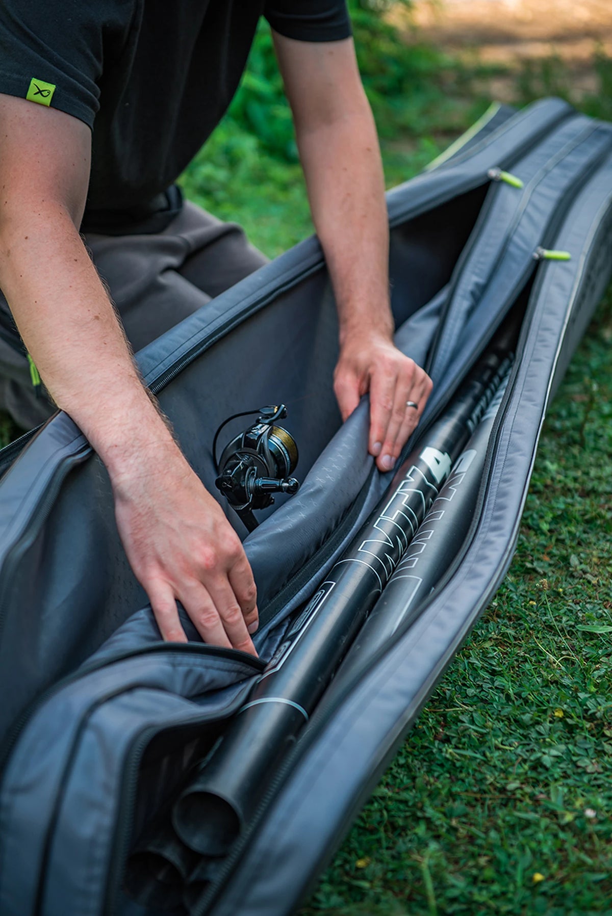 Matrix Ethos Rigid Holdall – staande gebruiksfoto van de lange binnenvakken met hengeldelen, molen en gevoerd tussenschot